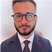 Ciao, mi chiamo Luigi sono laureato in economia e lavoro come consulente aziendale in una grande azienda di consulenza.